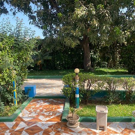 One World Village Guesthouse Bakau Ngoại thất bức ảnh