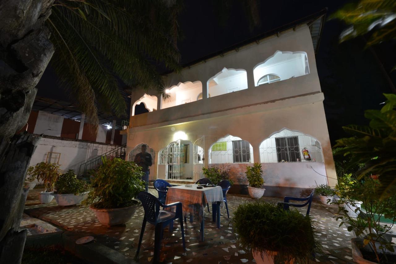 One World Village Guesthouse Bakau Ngoại thất bức ảnh